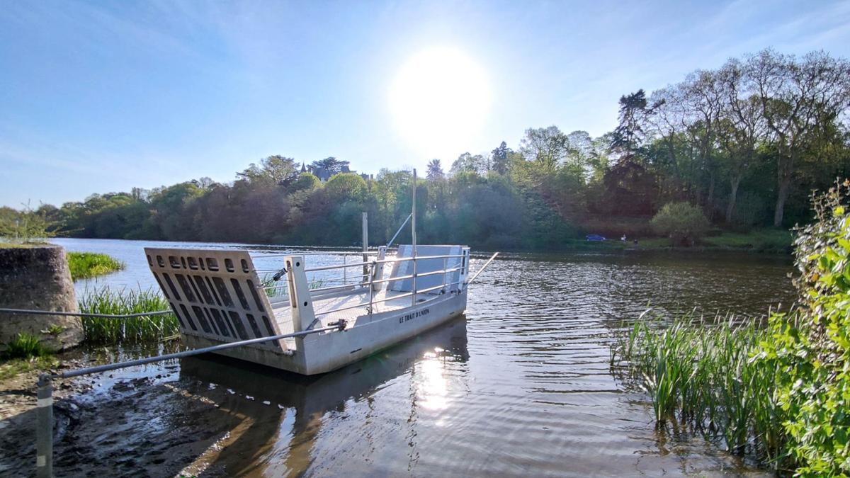 Le Bac de Ménil sur la Mayenne